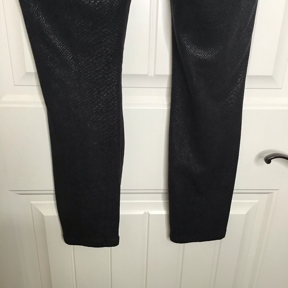 Good American Good Legs Metallic Snake Print Skinny Jeans in Black. - Picture 9 of 12